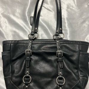 Coach shoulder bag. It’s in very good condition.